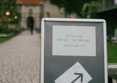 Schild Stiftung Bürger für Bürger. Foto: Paulin Amler