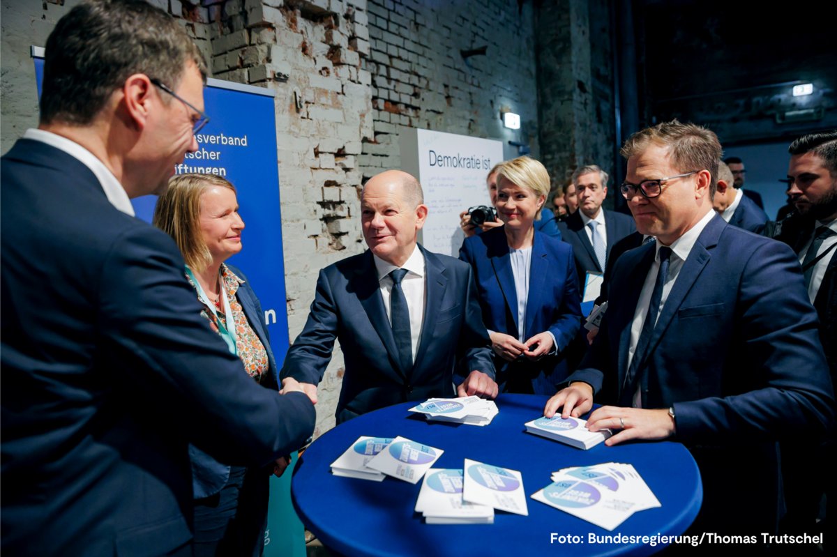 Bundeskanzler Olaf Scholz und Ostbeauftragter Carsten Schneider besuchen den Stand von Zukunftswege Ost