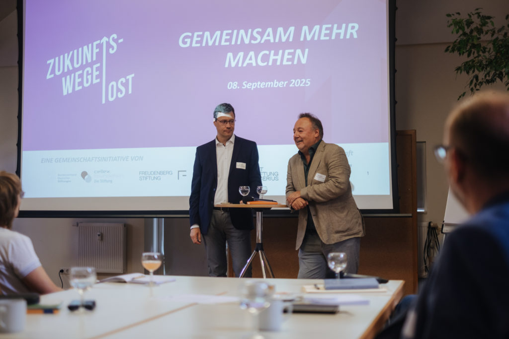 Zwei Männer halten eine Präsentation