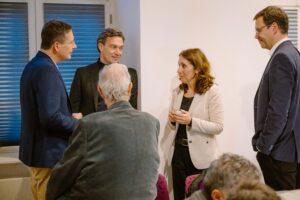 eine Gruppe von Menschen im Gespräch