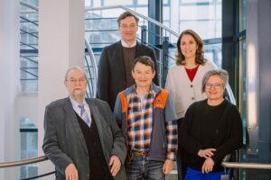 Das Gruppenfoto zeigt das Kuratorium der Stiftung Bürger für Bürger