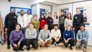 Gruppenfoto mit jungen Menschen in einem Raum