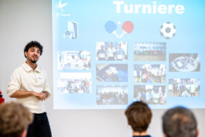 Ein junger Mann hält eine Präsentation