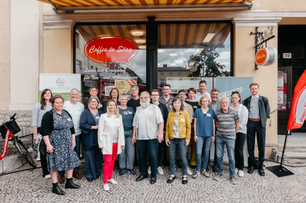 Gruppenfoto der Teilnehmenden des Round Table-Gesprächs vor dem Coffee to stay