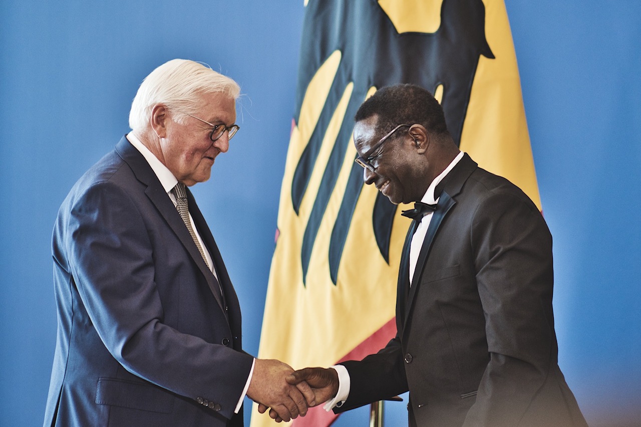 privat Diaby Bundespräsident Frank-Walter Steinmeier schüttelt die Hand von Dr. Karamba Diaby